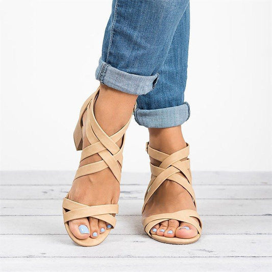 Übergroße Sandalen mit gekreuzten Riemen