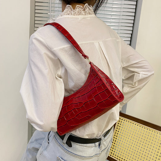 Schultertasche in Bonbonfarbe mit geprägtem Steinmuster unter den Armen